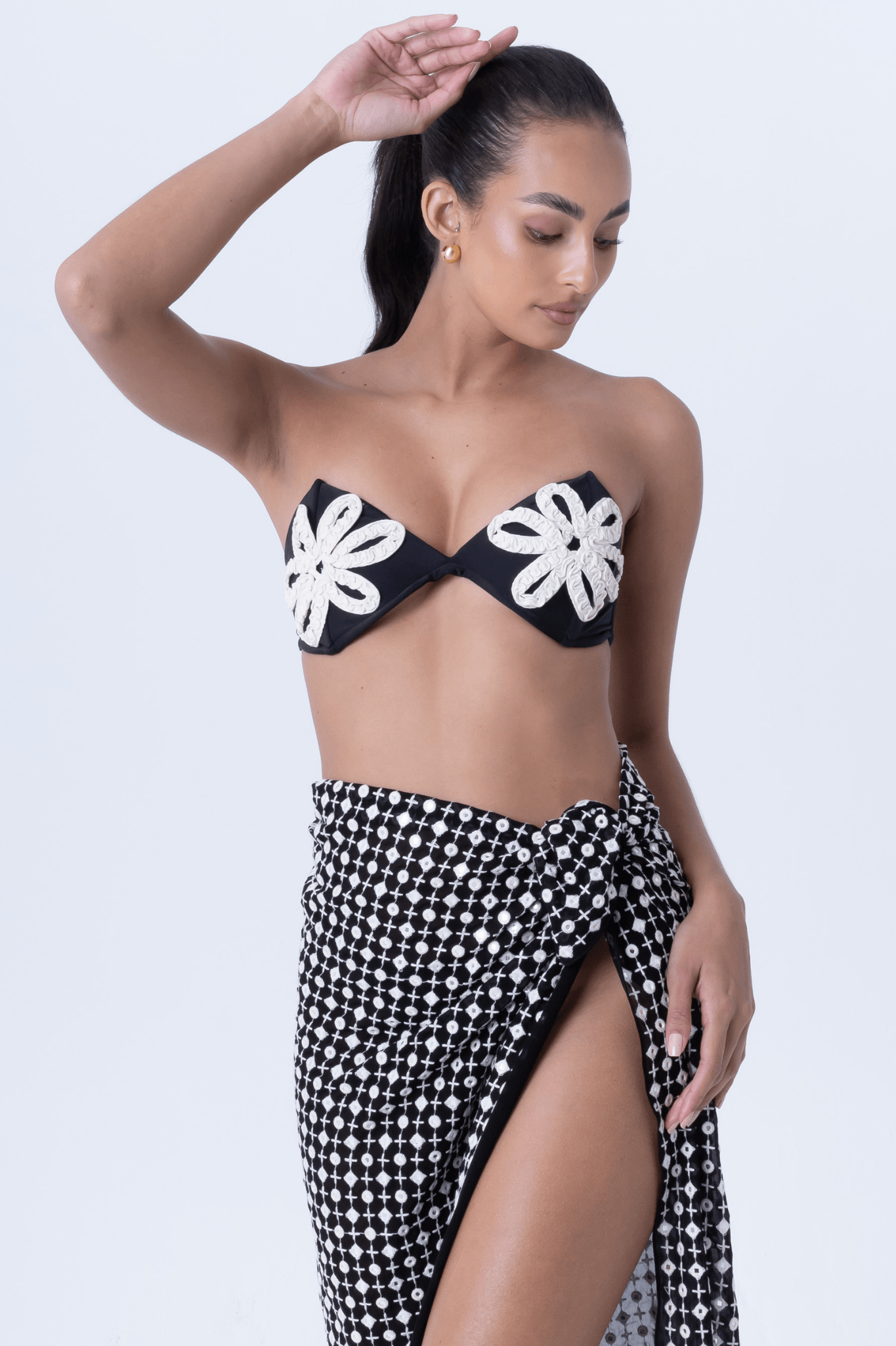 Preto top tomara que caia com aplicação flor